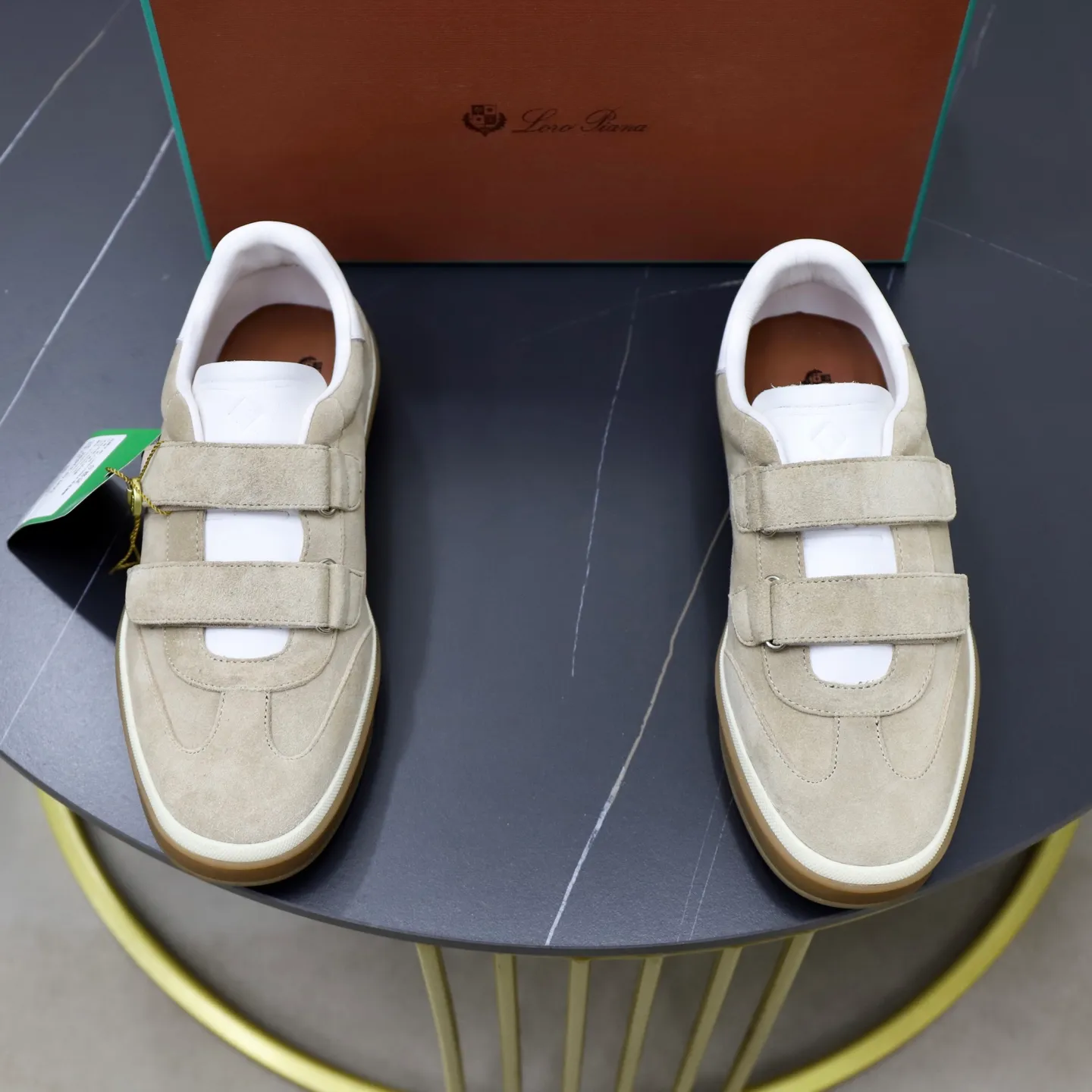 Ex-factory price: 560💰Loro Riana men’s moral training sneakers! Made from high-quality materials and designed in a low-cut silhouette, it offers an elegant and stylish look that's suitable for year-round wear. The unique double-layer sole aesthetic design, caramel cup-shaped outsole is decorated with off-white rubber trim, creating an attractive color combination. Pair with tailored pieces or jeans for a sophisticated yet casual look. The heel is decorated with soft cow leather tongue with Kummel color inserts and cotton laces with embossed LP logo. Upper: cow split suede stitching knitted fabric. Lining: original thickened soft sheepskin. Size: 38-39-40-41-42-43-44 (customized in 45.46)